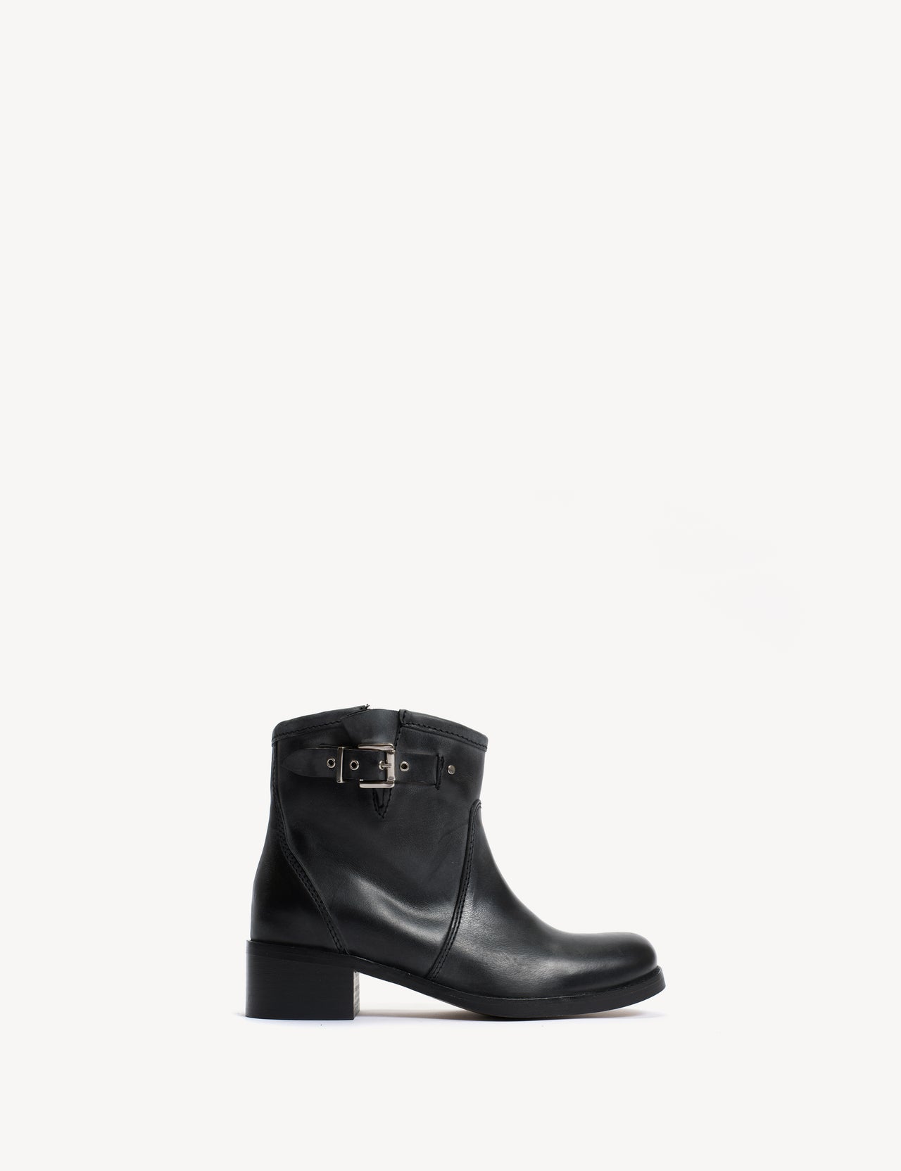Hunter Buckle Gaucho Boot In Black Escovado Leather