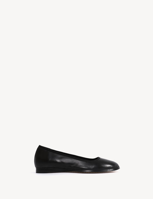 Mari Flats In Black Escovado Leather