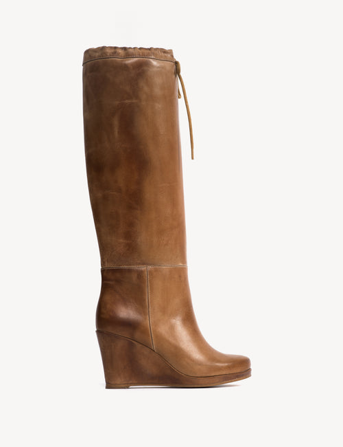Liv Wedge Boot High In Dark Tan Escovado Leather