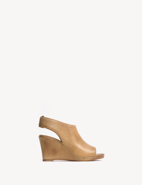 Liv Wedge Sandal In Light Tan Escovado Leather