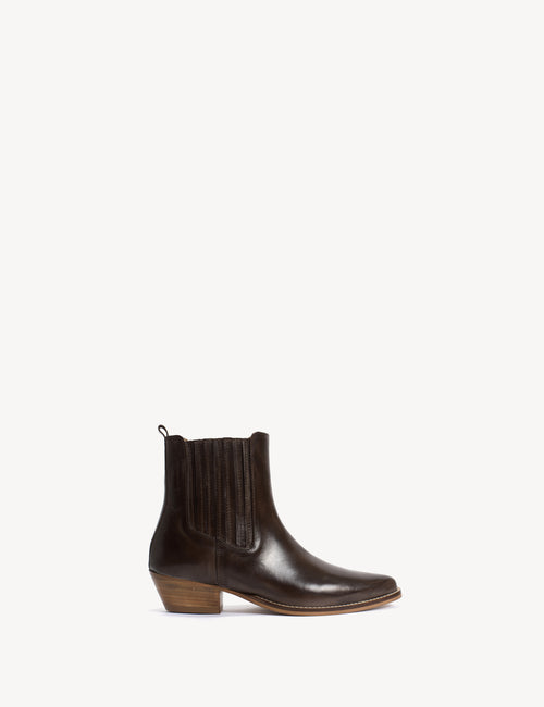 Dasha Chelsea Boot In Brown Escovado Leather