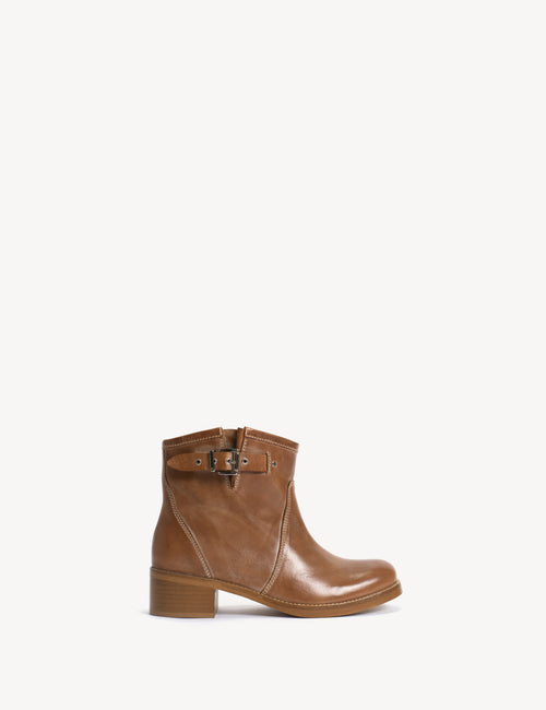 Hunter Buckle Gaucho Boot In Dark Tan Escovado Leather
