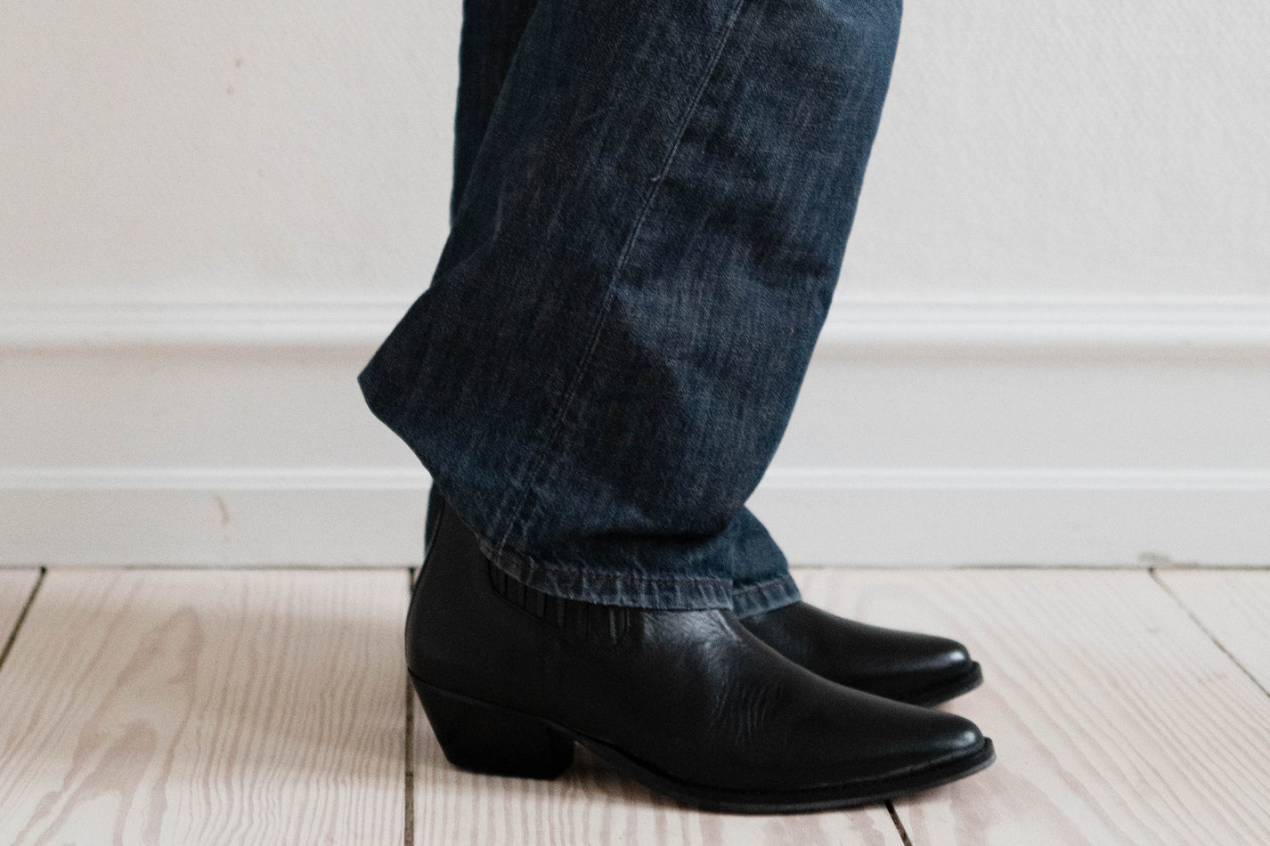Dasha Chelsea Boot In Black Escovado Leather